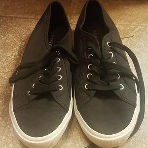 Black casual tennis shoes
